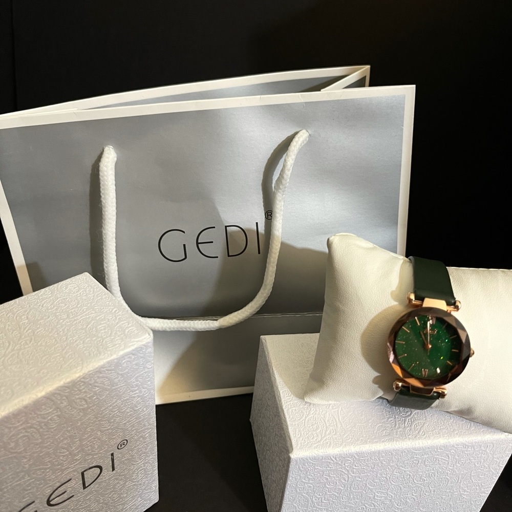 New Woman’s luxury fashion watch.
